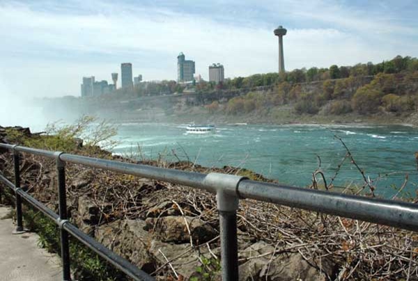 Balustrada ze złączy Kee Klamp - Niagara Falls - 50 lat
