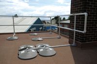 Systemowe barierki chroniące krawędź dachu